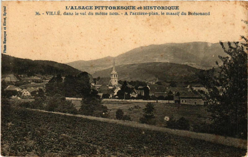 Carte postale ancienne Villé dans le val du méme nom.-A l'arriere-plan le massif du ..