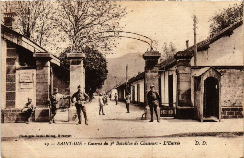 Carte postale ancienne Saint-Die - Caserne du 3* Bataillon de Chasseurs - L'Entrée