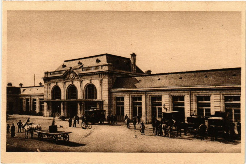 Carte postale ancienne Saint-Die - Place de la Gare