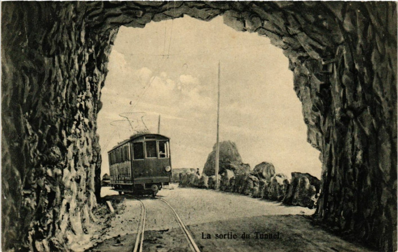 Carte postale ancienne La Sortie du Tunnel
