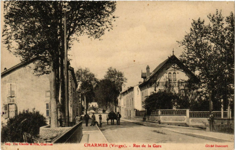 Carte postale ancienne Charmes - Rue de la Gare à Charmes