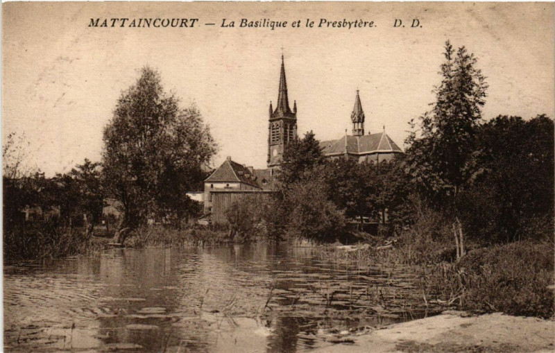 Carte postale ancienne Mattaincourt - La Basilique et le Presbytére à Mattaincourt