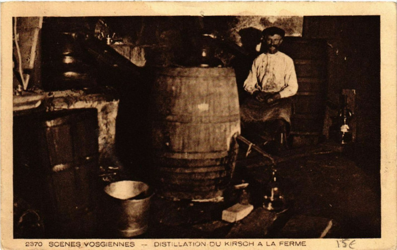 Carte postale ancienne Scenes Vosgiennes - Distillation du Kirsch a la Ferme