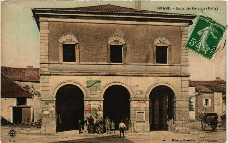 Carte postale ancienne Grand - Ecole des Garcons à Grand
