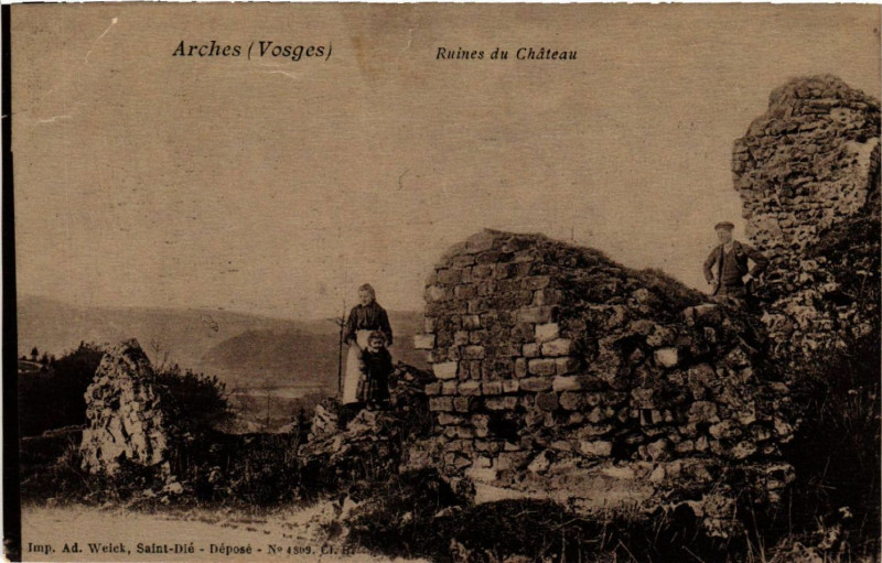 Carte postale ancienne Arches - Ruines du Chateau à Arches