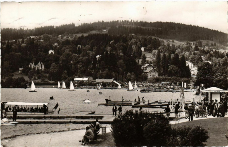 Carte postale ancienne Gerardmer - Les embarcaderes et la promenade du Lac à Gérardmer