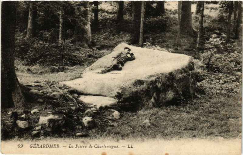 Carte postale ancienne Gerardmer - La Pierre de Charlemagne à Gérardmer