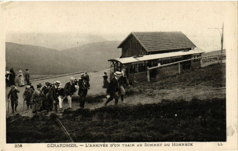 Carte postale ancienne Gerardmer - L'Arrivée d'un Train au Sommet du Hohneck à Gérardmer