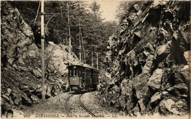 Carte postale ancienne Gerardmer - Dans la Grande Tranchée à Gérardmer