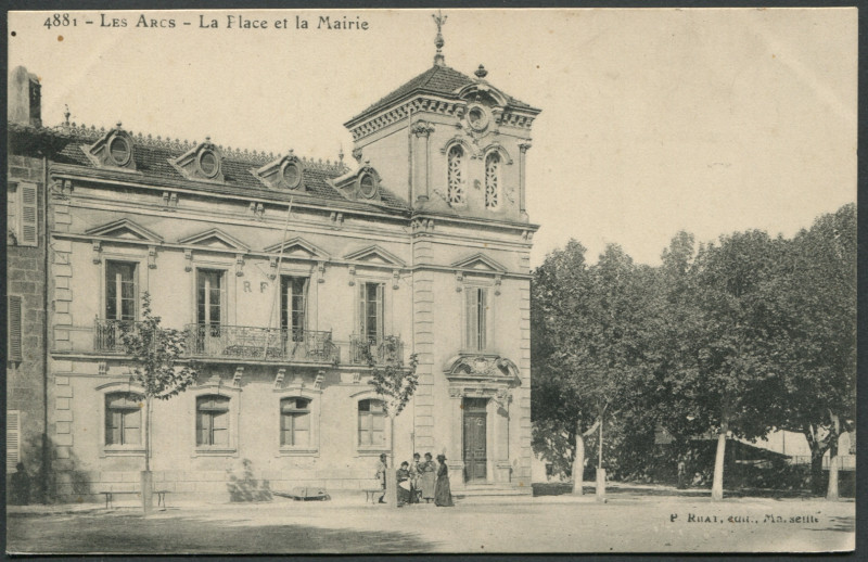 Carte postale ancienne La Place et la Mairie aux Arcs