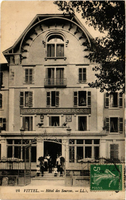 Carte postale ancienne Vittel - Hotel des Sources à Vittel