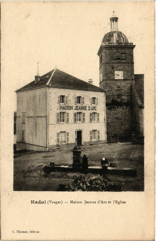 Carte postale ancienne Hadol - Maison Jeanne d'Arc et l'Eglise à Hadol