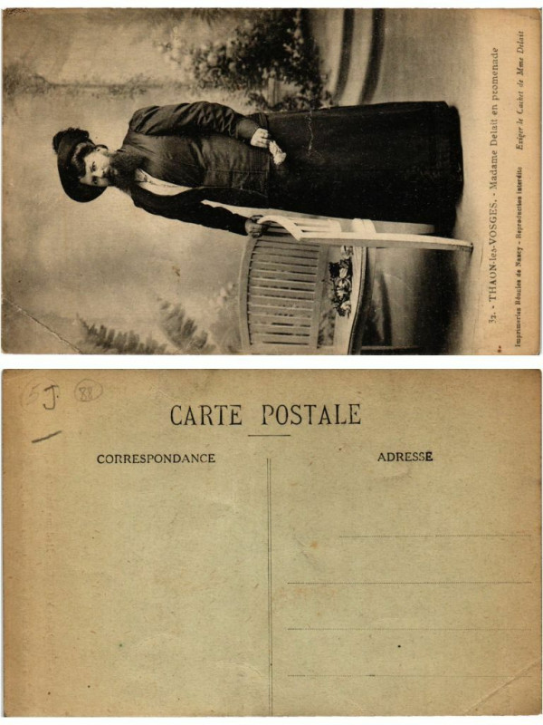 Carte postale ancienne Thaon-les-Vosges Madame Delait en promenade. Femme barbue