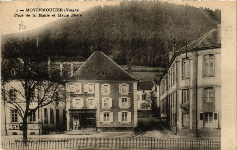 Carte postale ancienne Moyenmoutier Place de la Mairie et Haute Pierre à Moyenmoutier