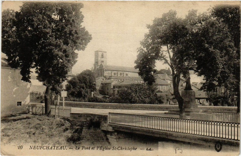 Carte postale ancienne Ll. Neufchateu Le Pont et l'Eglise Saint-Christophe