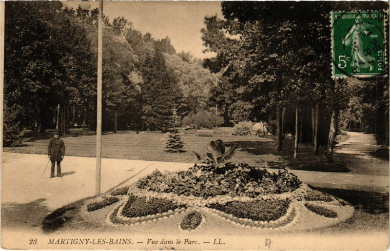 Carte postale ancienne Ll. Martigny-les-Bains Vue dans le Parc à Martigny-les-Bains
