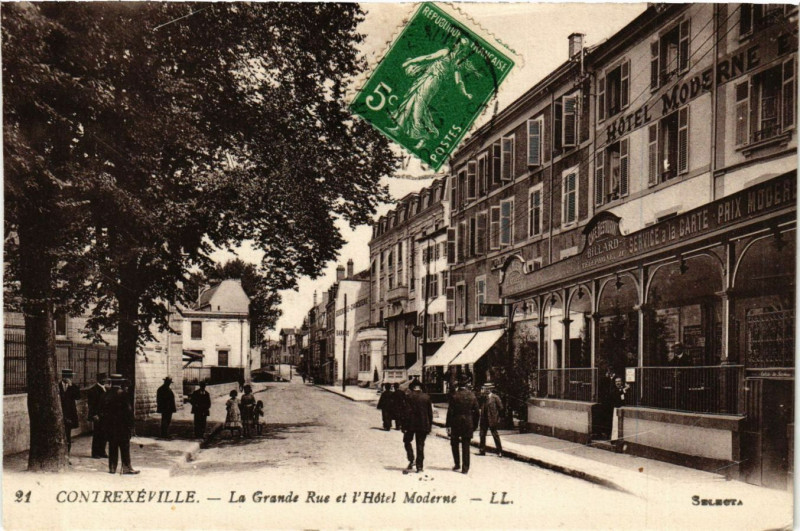 Carte postale ancienne Ll. 21. Contrexeville La Grande rue et l'Hotel Moderne à Contrexéville