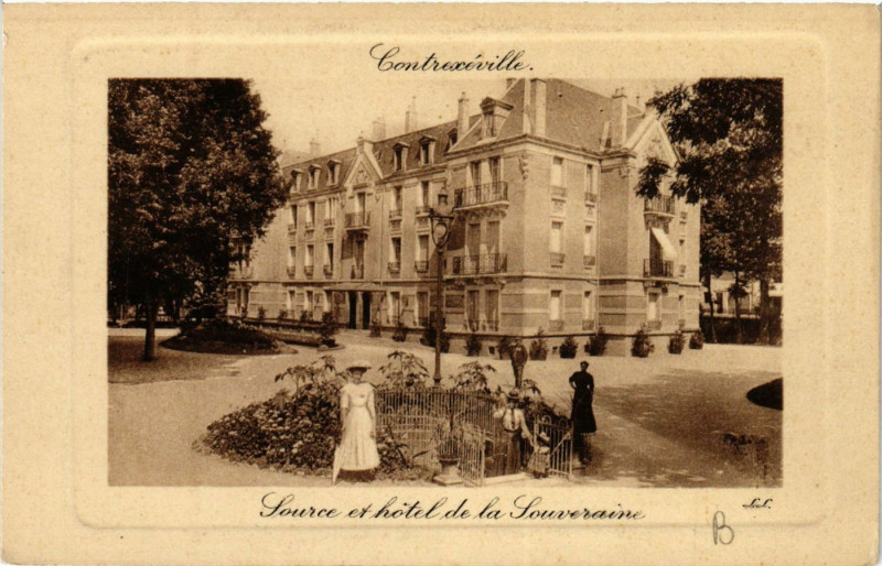 Carte postale ancienne Ll. 16. Contrexeville Source et Hotel de la Souveraine à Contrexéville