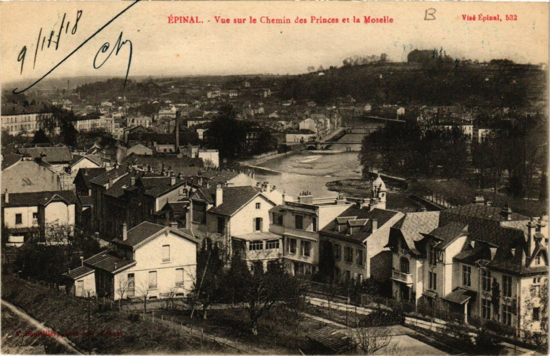 Carte postale ancienne Epinal Vue sur le Chemin des Princes et la Moselle à Épinal