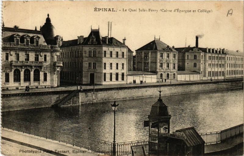 Carte postale ancienne Epinal Le Quai Jules-Ferry. Caisse d'Epargne et College à Épinal