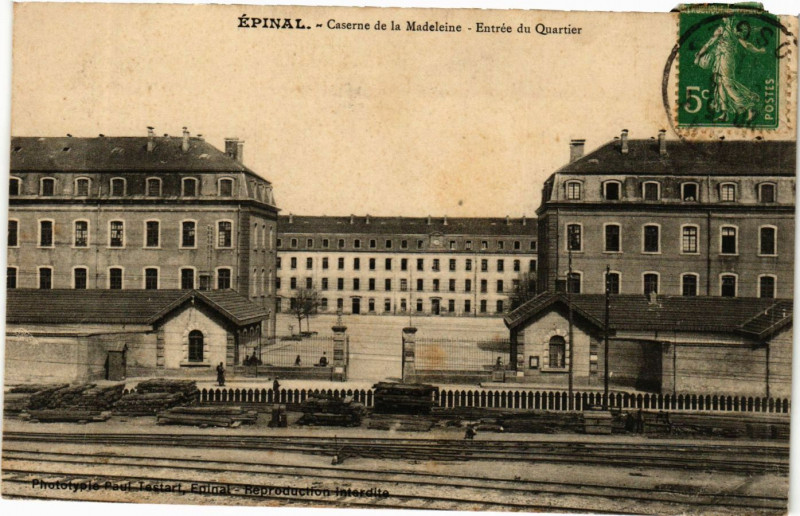 Carte postale ancienne Epinal Caserne de la Madeleine - Entrée du Quartier à Épinal