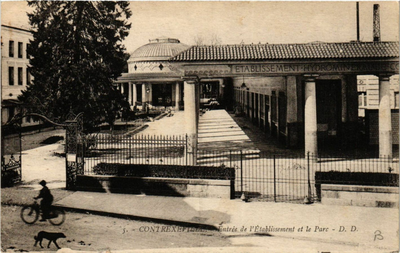 Carte postale ancienne Dd. 5. Contrexeville Entrée de l'Etablissement et le Parc à Contrexéville