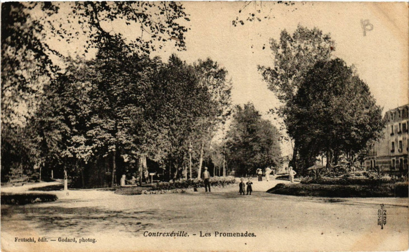 Carte postale ancienne Contrexeville Les Promenades à Contrexéville