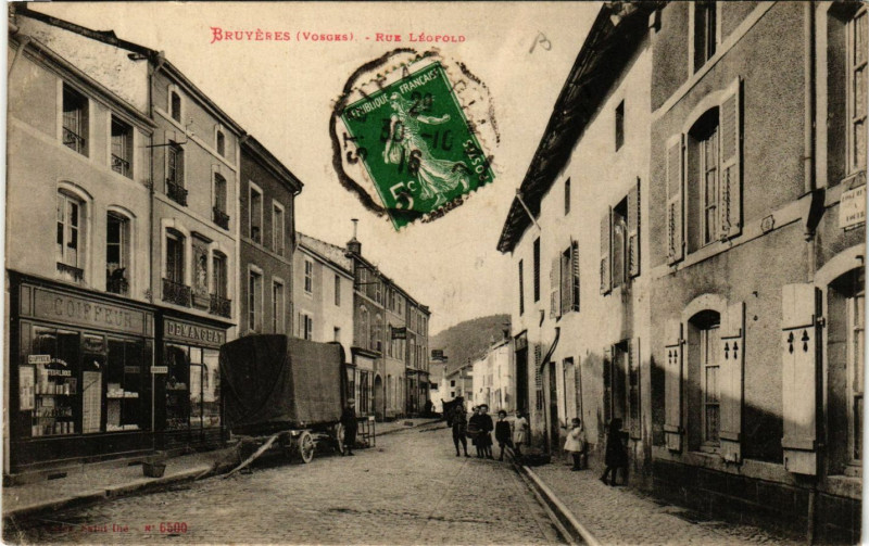 Carte postale ancienne Bruyeres Rue Leopold à Bruyères
