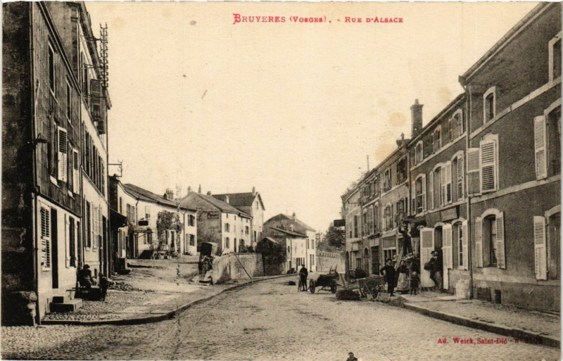 Carte postale ancienne Bruyeres Rue d'Alsace à Bruyères