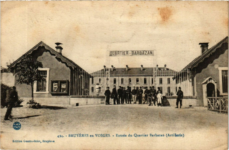 Carte postale ancienne 494 Bruyeres-en-Vosges Entrée des Casernes Barbazan. Artillerie