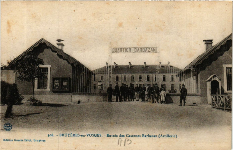 Carte postale ancienne 308 Bruyeres-en-Vosges Entrée des Casernes Barbazan. Artillerie