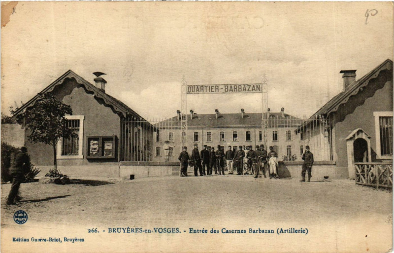 Carte postale ancienne 266 Bruyeres-en-Vosges Entrée des Casernes Barbazan. Artillerie