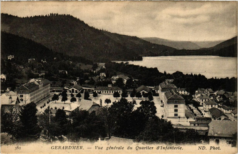 Carte postale ancienne Gerardmer vue générale du Quartier d'Infanterie à Gérardmer