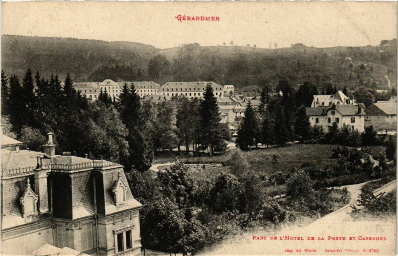 Carte postale ancienne Gerardmer Parc de l'Hotel de la Post et Casernes à Gérardmer