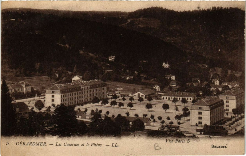 Carte postale ancienne Gerardmer Les Casernes et le Pheny à Gérardmer