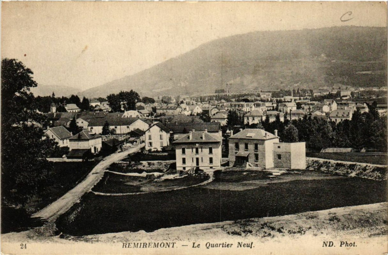 Carte postale ancienne Remiremont Le Quartier Neuf à Remiremont