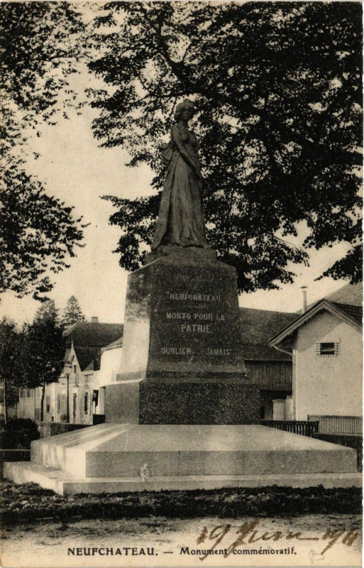 Carte postale ancienne Neufchateau Monument commemoratif à Neufchâteau
