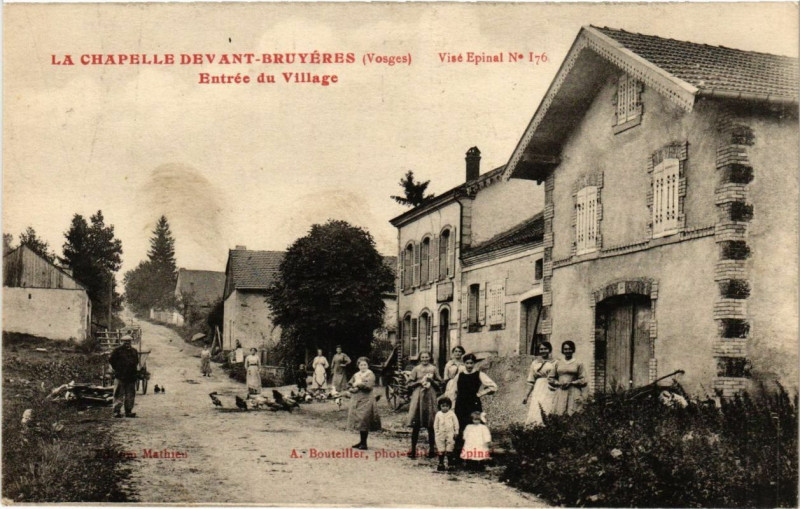 Carte postale ancienne La Chapelle Devant-Bruyeres Entrée du Village