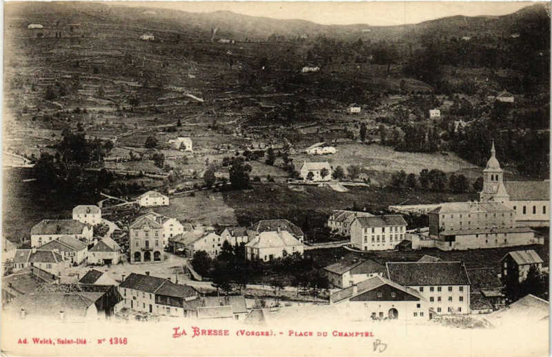 Carte postale ancienne La Bresse Place du Champtel à La Bresse
