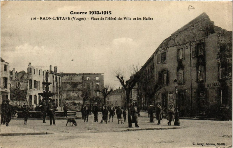 Carte postale ancienne Guerre Raon-l'Etape Place de l'Hotel de Ville et les Halles à Raon-l'Étape