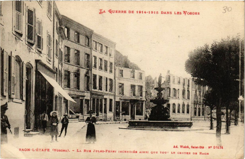 Carte postale ancienne Guerre Raon-l'Etape La Rue Jules Ferry incendie à Raon-l'Étape