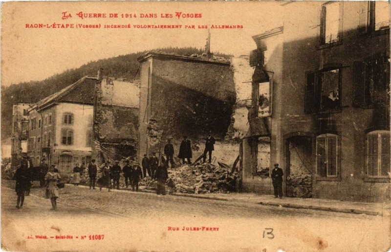 Carte postale ancienne Guerre Raon-l'Etape Incendie. Rue Jules-Ferry à Raon-l'Étape