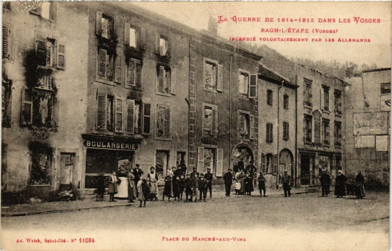 Carte postale ancienne Guerre Raon-l'Etape incendie. Place Du Marche-aux-Vins à Raon-l'Étape