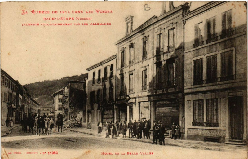 Carte postale ancienne Guerre Raon-l'Etape incendie. Hotel de la Belle-Valléee à Raon-l'Étape