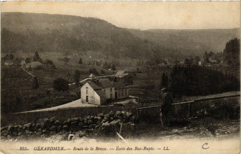 Carte postale ancienne Gerardmer Route de La Bresse Ecole des Bas-Rupis à Gérardmer