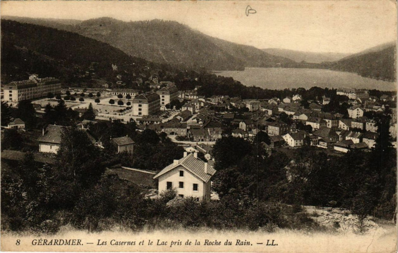 Carte postale ancienne Gerardmer Les Casernes et le Lac pris de la Roche du Bain à Gérardmer
