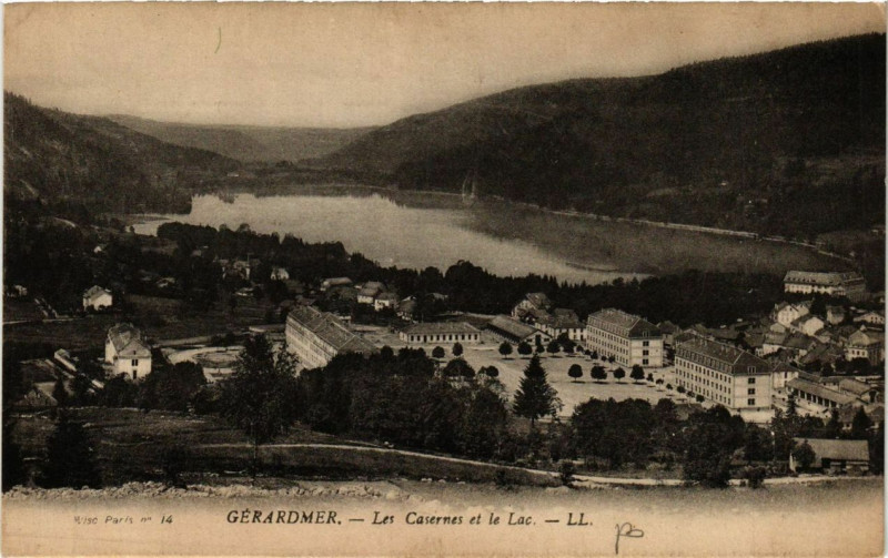 Carte postale ancienne Gerardmer les casernes et le lac à Gérardmer