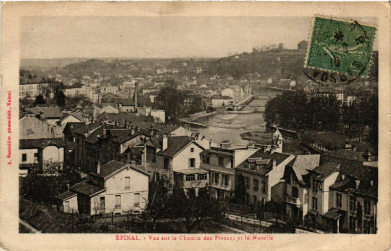 Carte postale ancienne Epinal Vue sur le Chemin des Princes et la Moselle à Épinal