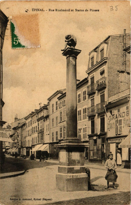 Carte postale ancienne Epinal Rue Rualmenil et Statue de Pineau à Épinal