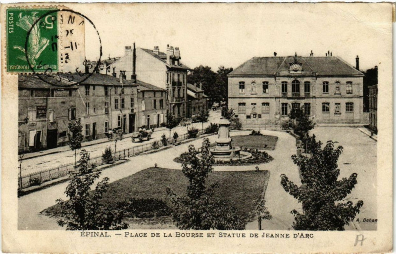 Carte postale ancienne Epinal Place de la Bourse et Statue de Jeanne d'Arc à Épinal